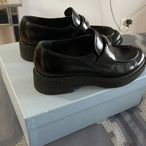 COPY - Women triangle Prada loafer - Picture 4 of 5